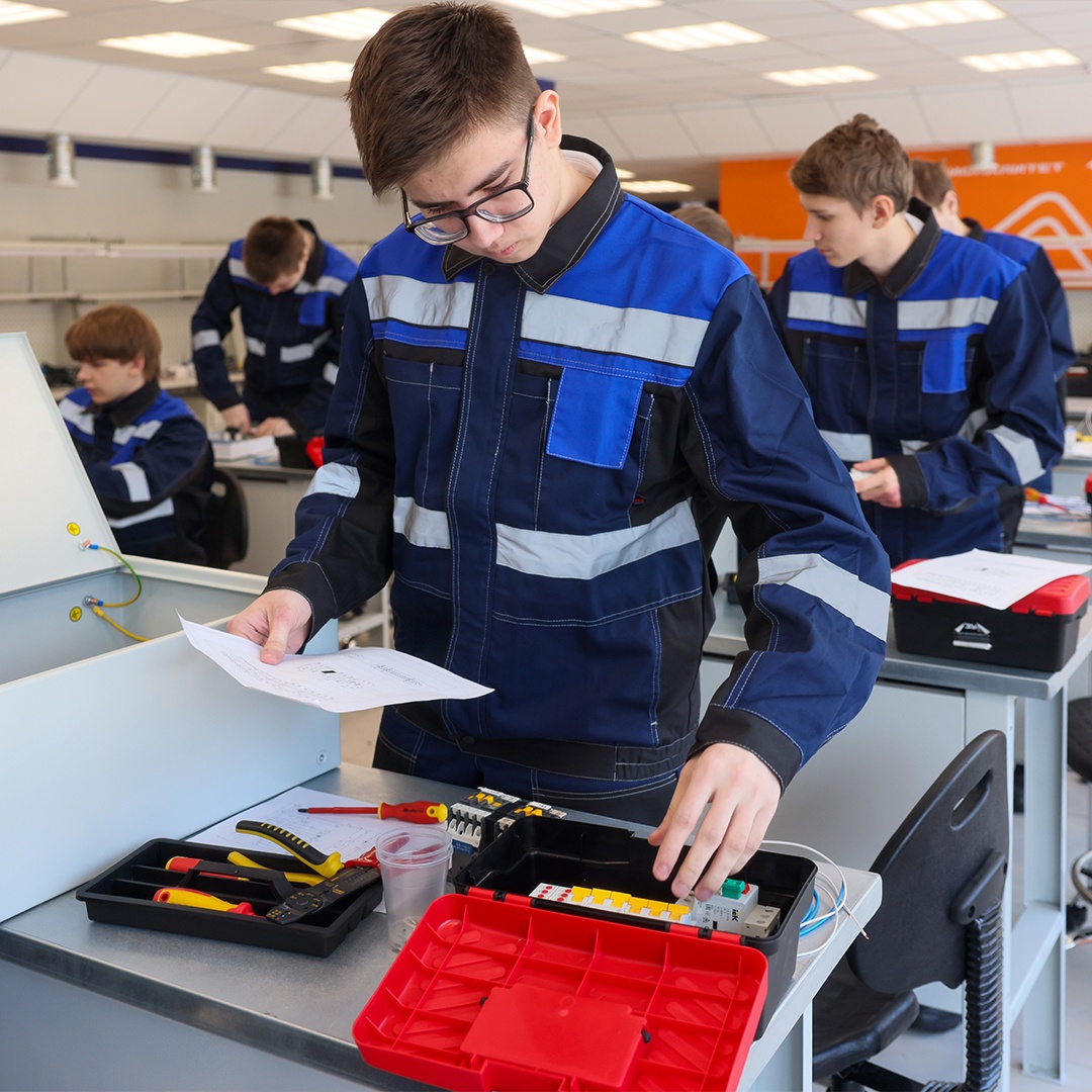 Как в сжатые сроки освоить профессию, пройти практику на производстве, получить корпоративную стипендию, а после окончания обучения — гарантированное…