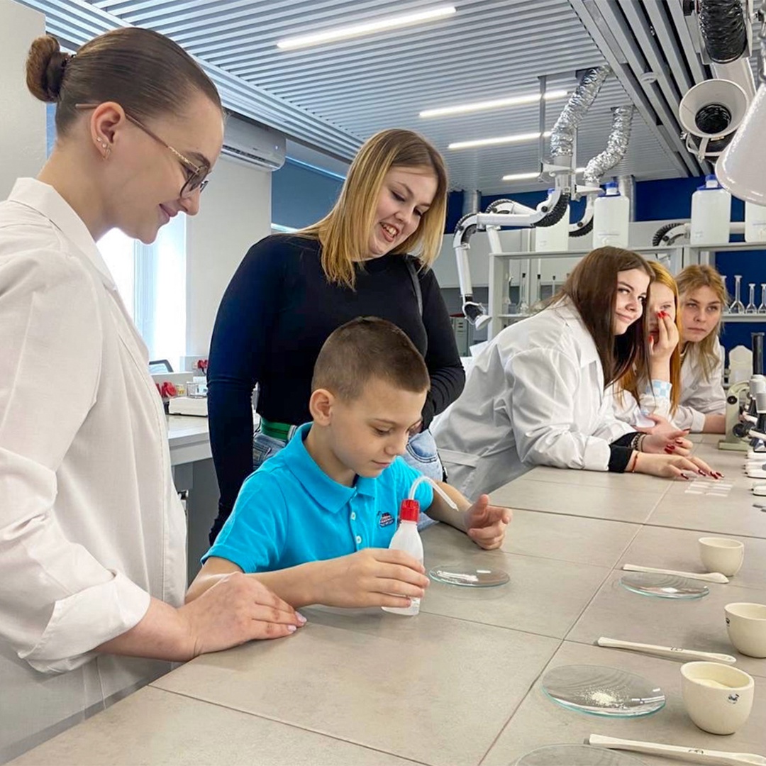 Как в сжатые сроки освоить профессию, пройти практику на производстве, получить корпоративную стипендию, а после окончания обучения — гарантированное…