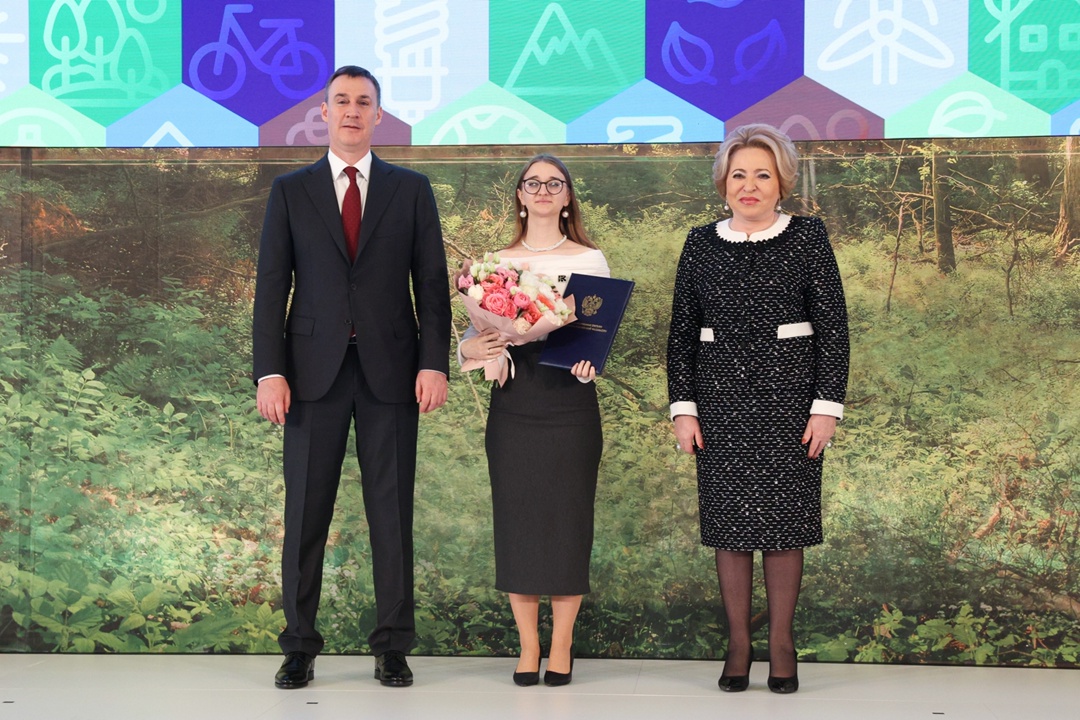 Председатель Совета Федерации Валентина Матвиенко и заместитель Председателя Правительства РФ Дмитрий Патрушев вручили благодарственные письма Президента…