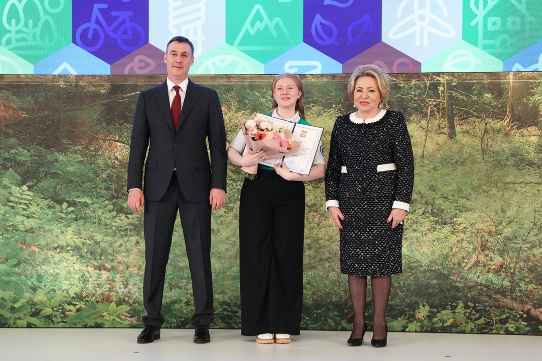 Председатель Совета Федерации Валентина Матвиенко и заместитель Председателя Правительства РФ Дмитрий Патрушев вручили благодарственные письма Президента…