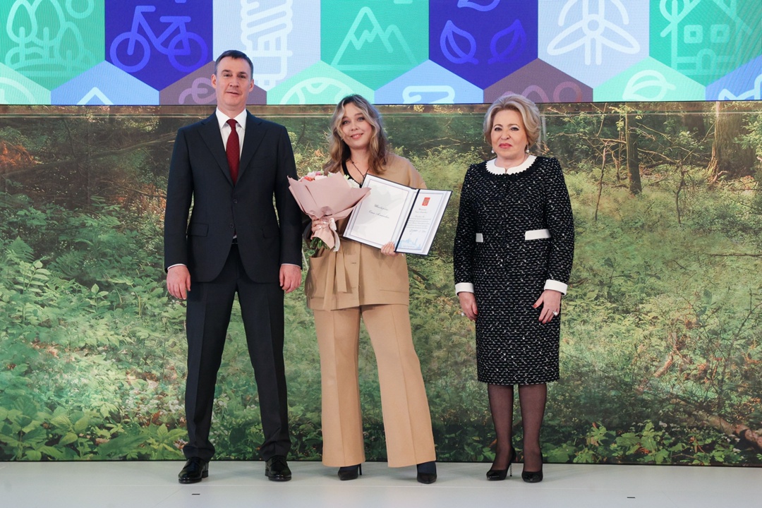 Председатель Совета Федерации Валентина Матвиенко и заместитель Председателя Правительства РФ Дмитрий Патрушев вручили благодарственные письма Президента…