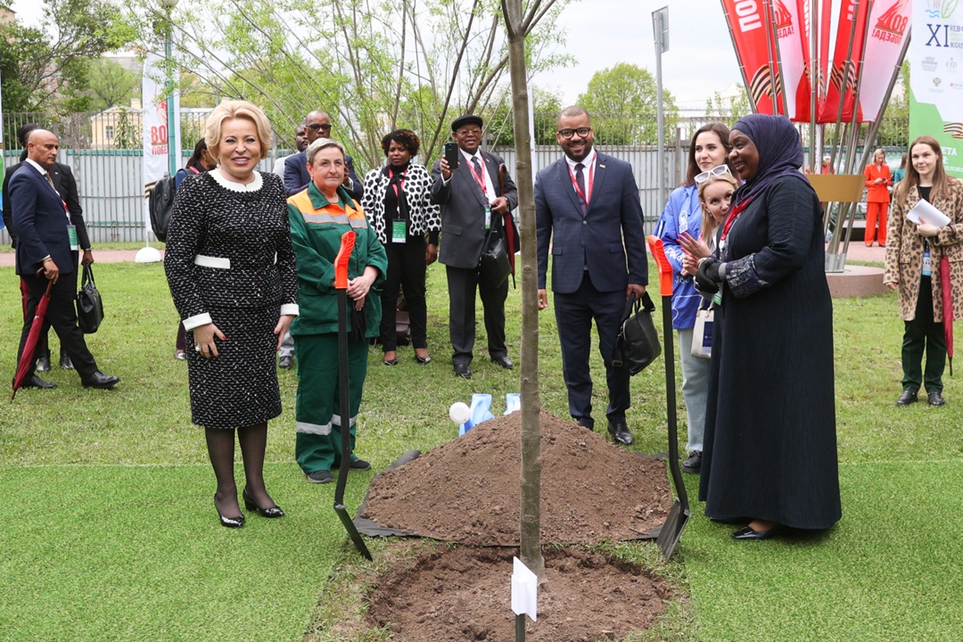 Международная эколого-патриотическая акция «Сад памяти» прошла в рамках XI Невского международного экологического конгресса