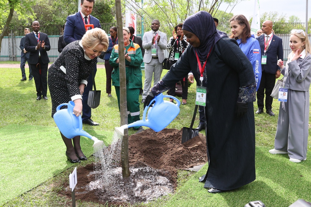 Международная эколого-патриотическая акция «Сад памяти» прошла в рамках XI Невского международного экологического конгресса