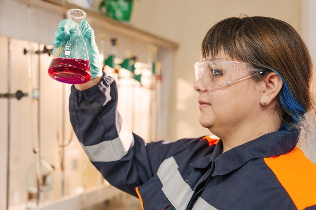 Поздравляем всех химиков «Интер РАО» с профессиональным праздником — Днём работника химической промышленности!