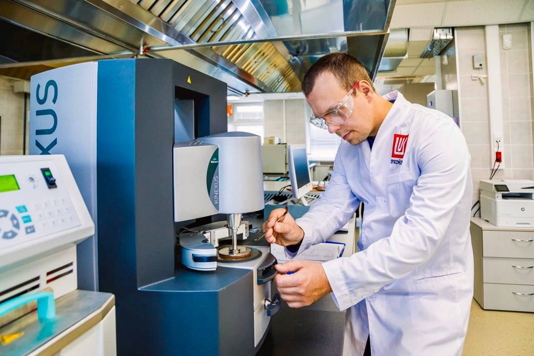 Нахимичили на рекорд До рекордных тонн в сутки увеличил ЛУКОЙЛ выпуск акрилонитрила — важнейшего продукта для малотоннажной химии и углепластиков, используемых…