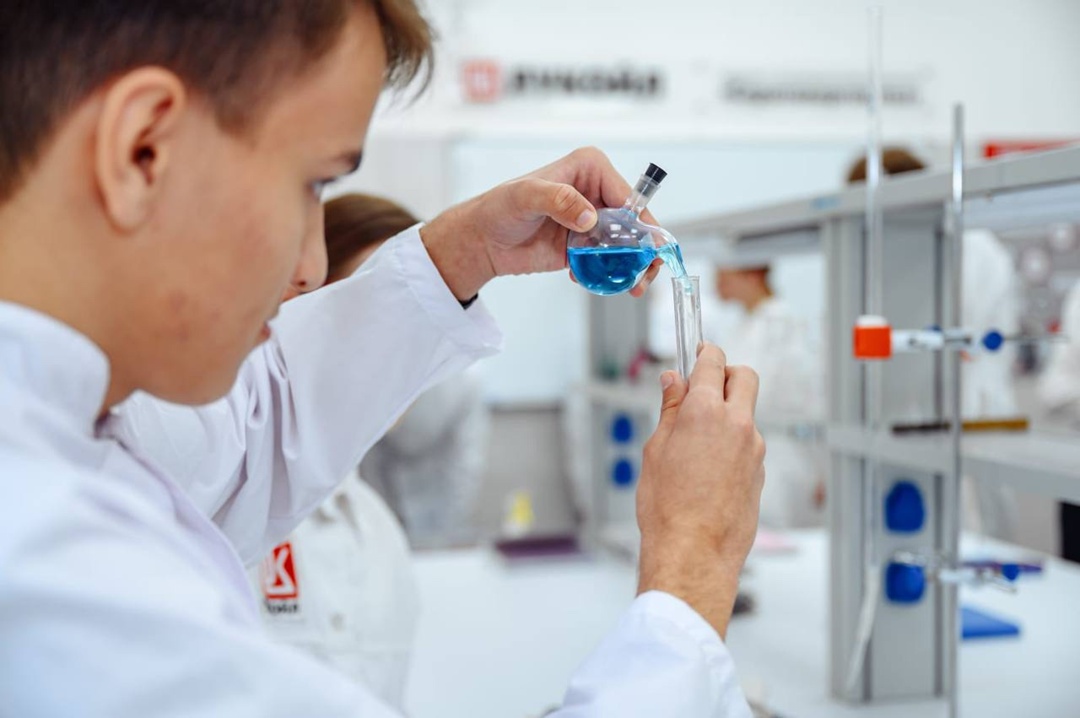 Формула будущего В преддверии праздника нефтехимический завод ЛУКОЙЛа в Саратове открыл новую лабораторию в подшефном профильном колледже.