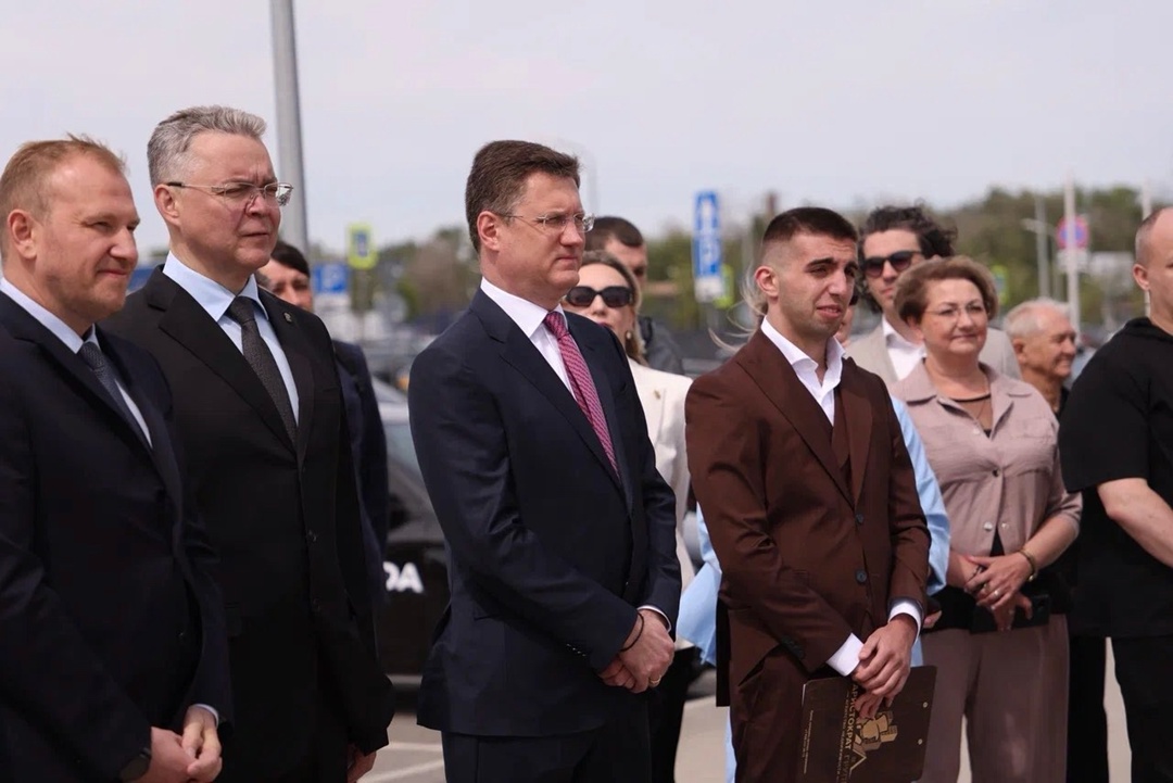 Александр Новак принял участие в церемонии открытия арт-объекта перед зданием международного аэропорта города Минеральные Воды