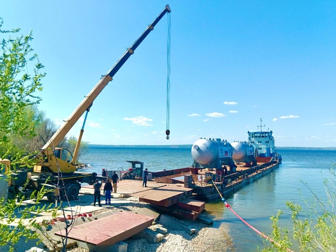 Новые парогенераторы для модернизации энергоблока №3 Балаковской АЭС, изготовленные на «Атоммаше», прибыли из Волгодонска в Балаково по водному маршруту.