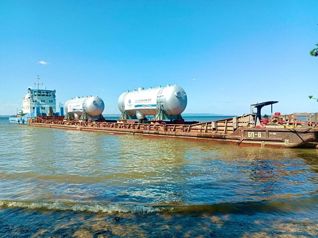 Новые парогенераторы для модернизации энергоблока №3 Балаковской АЭС, изготовленные на «Атоммаше», прибыли из Волгодонска в Балаково по водному маршруту.