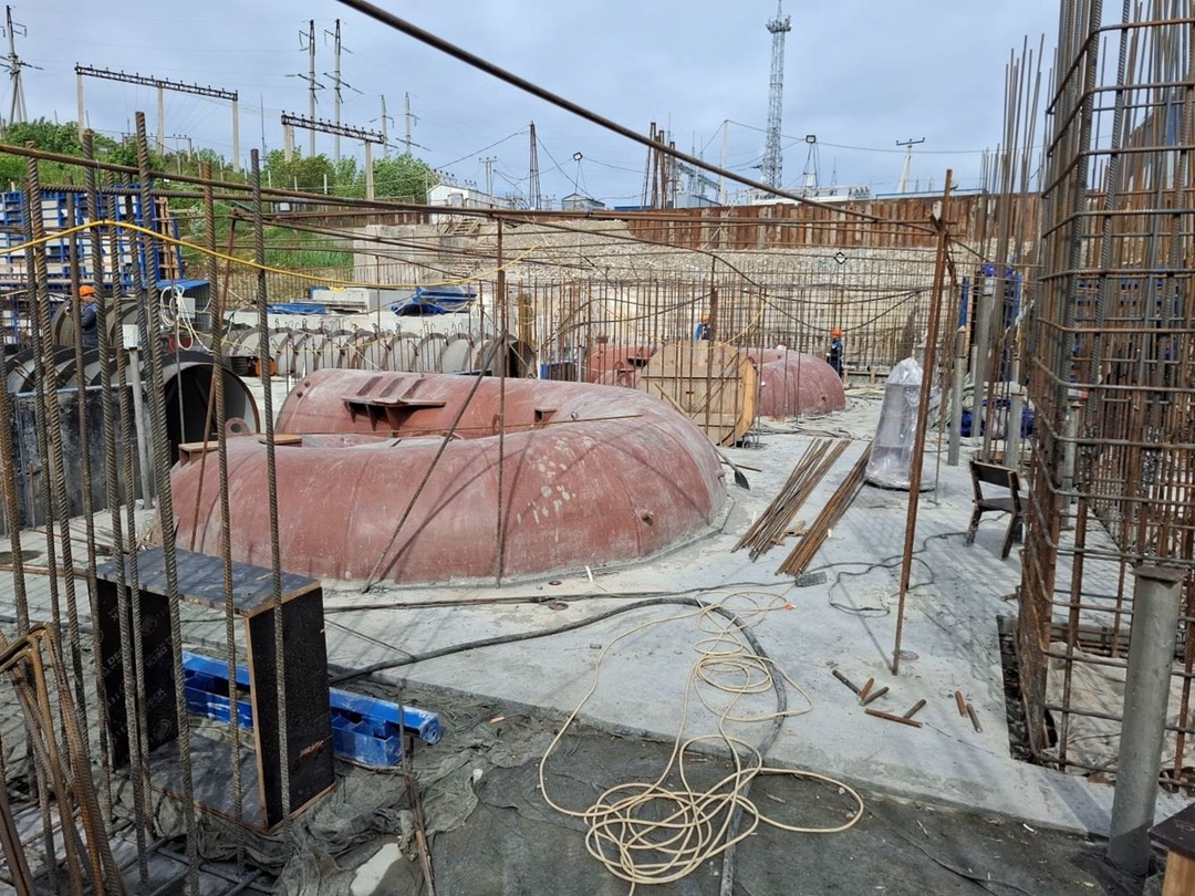 На строительстве нового здания Сенгилеевской ГЭС забетонированы спиральные камеры гидроагрегатов. Этот элемент гидротурбины необходим для обеспечения…