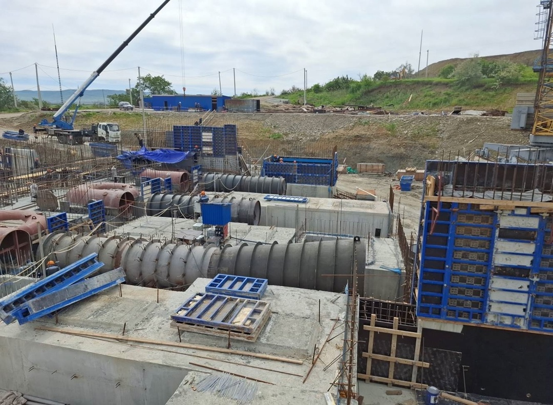 На строительстве нового здания Сенгилеевской ГЭС забетонированы спиральные камеры гидроагрегатов. Этот элемент гидротурбины необходим для обеспечения…
