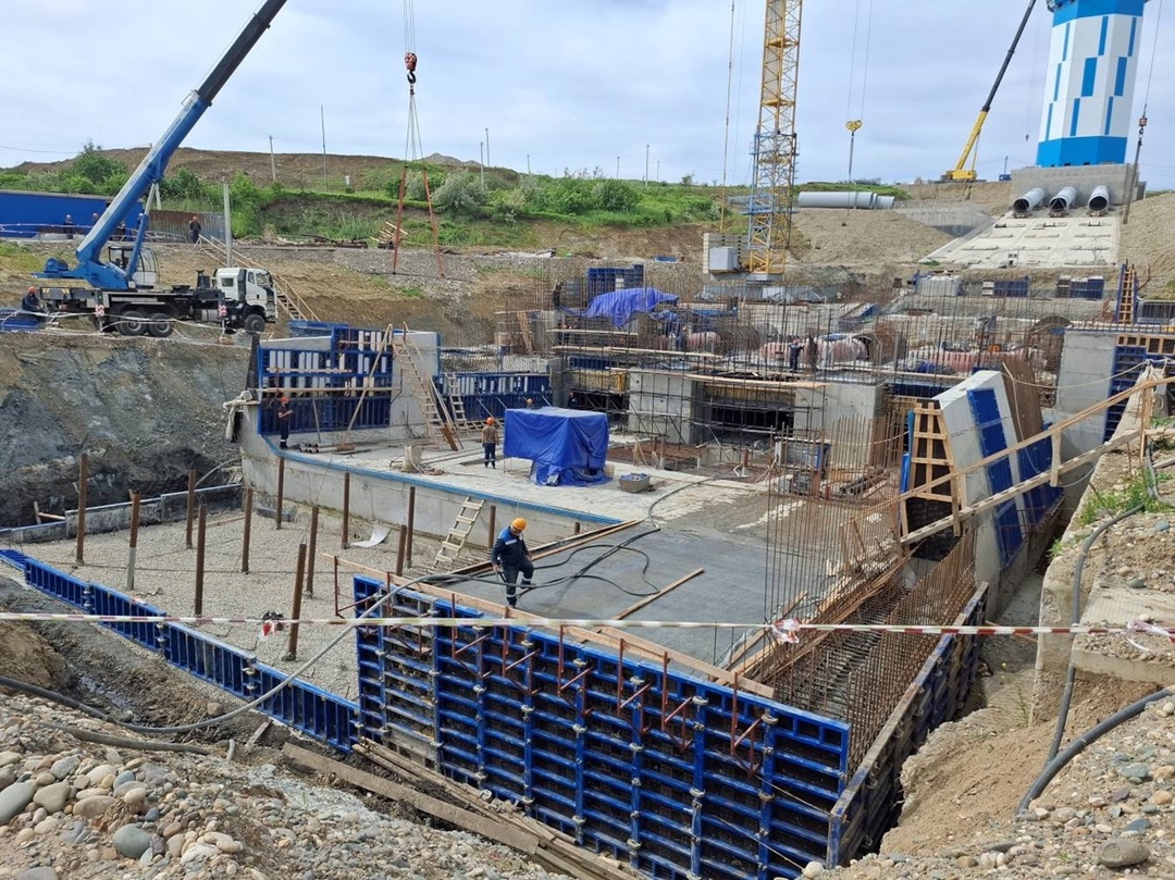На строительстве нового здания Сенгилеевской ГЭС забетонированы спиральные камеры гидроагрегатов. Этот элемент гидротурбины необходим для обеспечения…