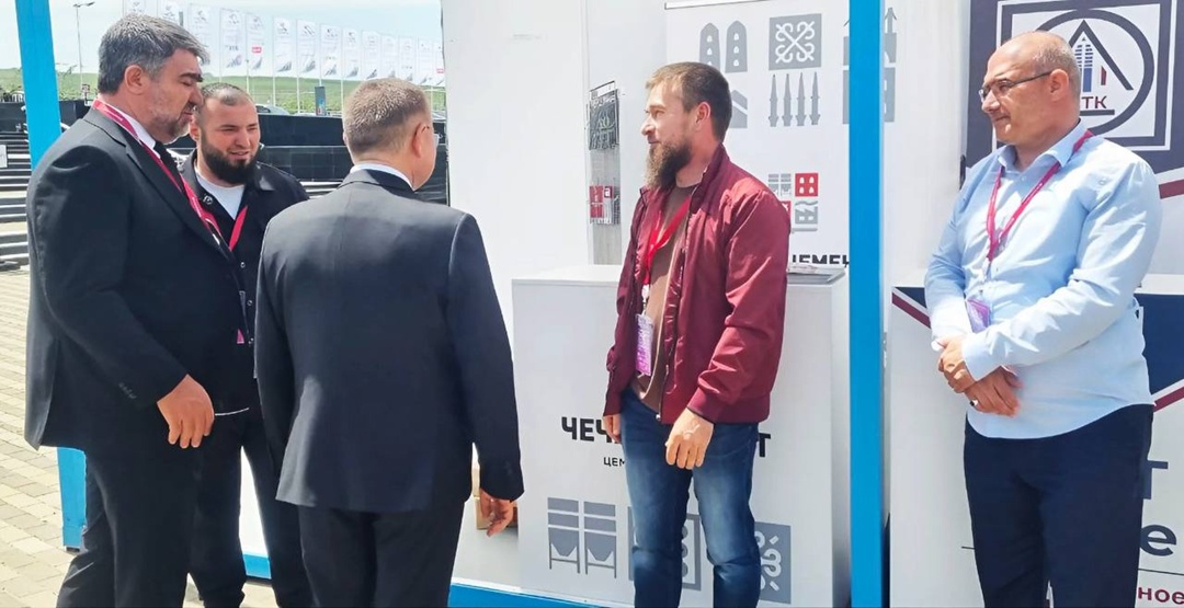 Глава Минстроя России Ирек Файзуллин в рамках рабочей поездки в Ставропольский край осмотрел выставочную экспозицию Кавказского инвестиционного форума