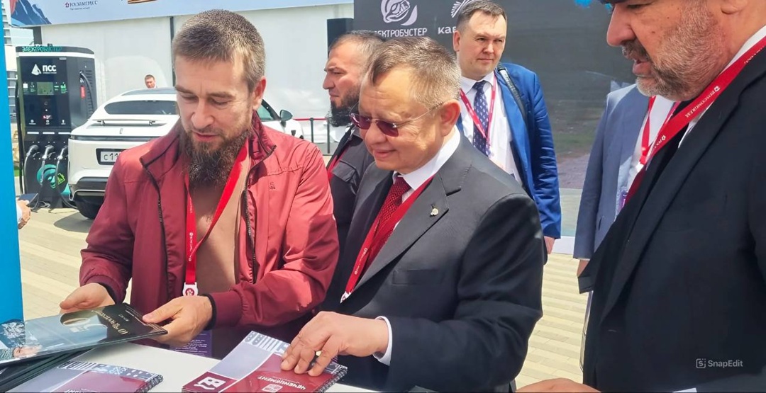 Глава Минстроя России Ирек Файзуллин в рамках рабочей поездки в Ставропольский край осмотрел выставочную экспозицию Кавказского инвестиционного форума