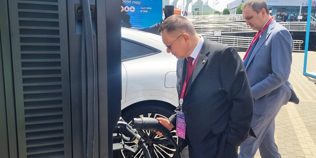 Глава Минстроя России Ирек Файзуллин в рамках рабочей поездки в Ставропольский край осмотрел выставочную экспозицию Кавказского инвестиционного форума