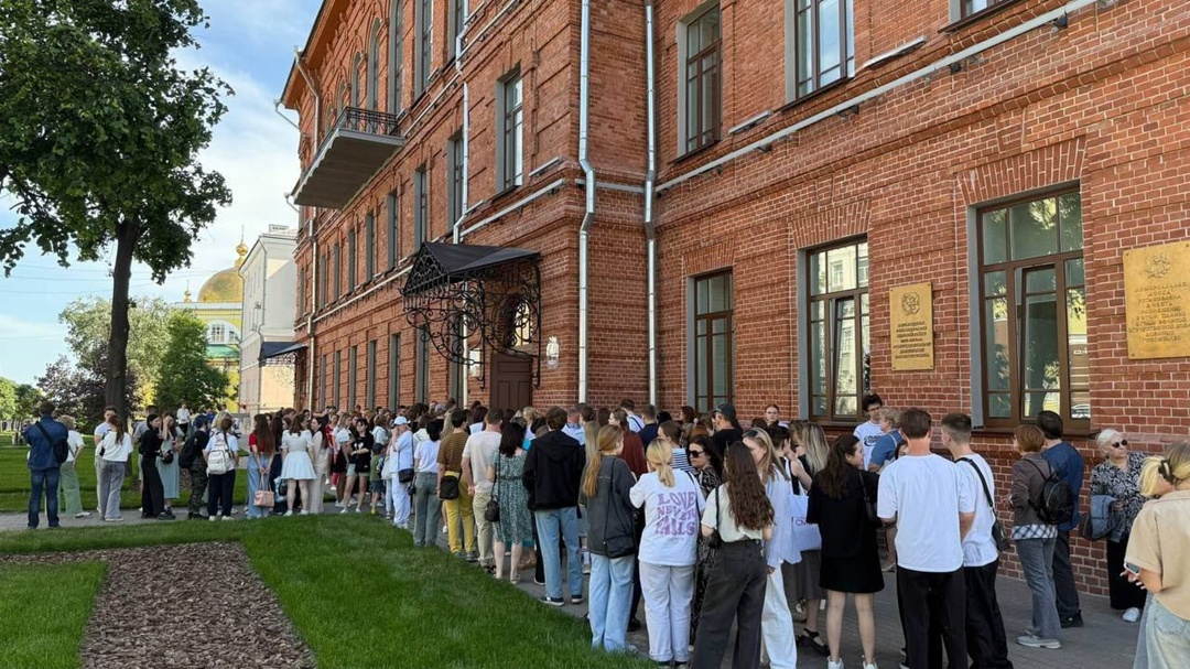 Длинная очередь абитуриентов Липецкого филиала Российского университета медицины Минздрава России выстроилась на День открытых дверей