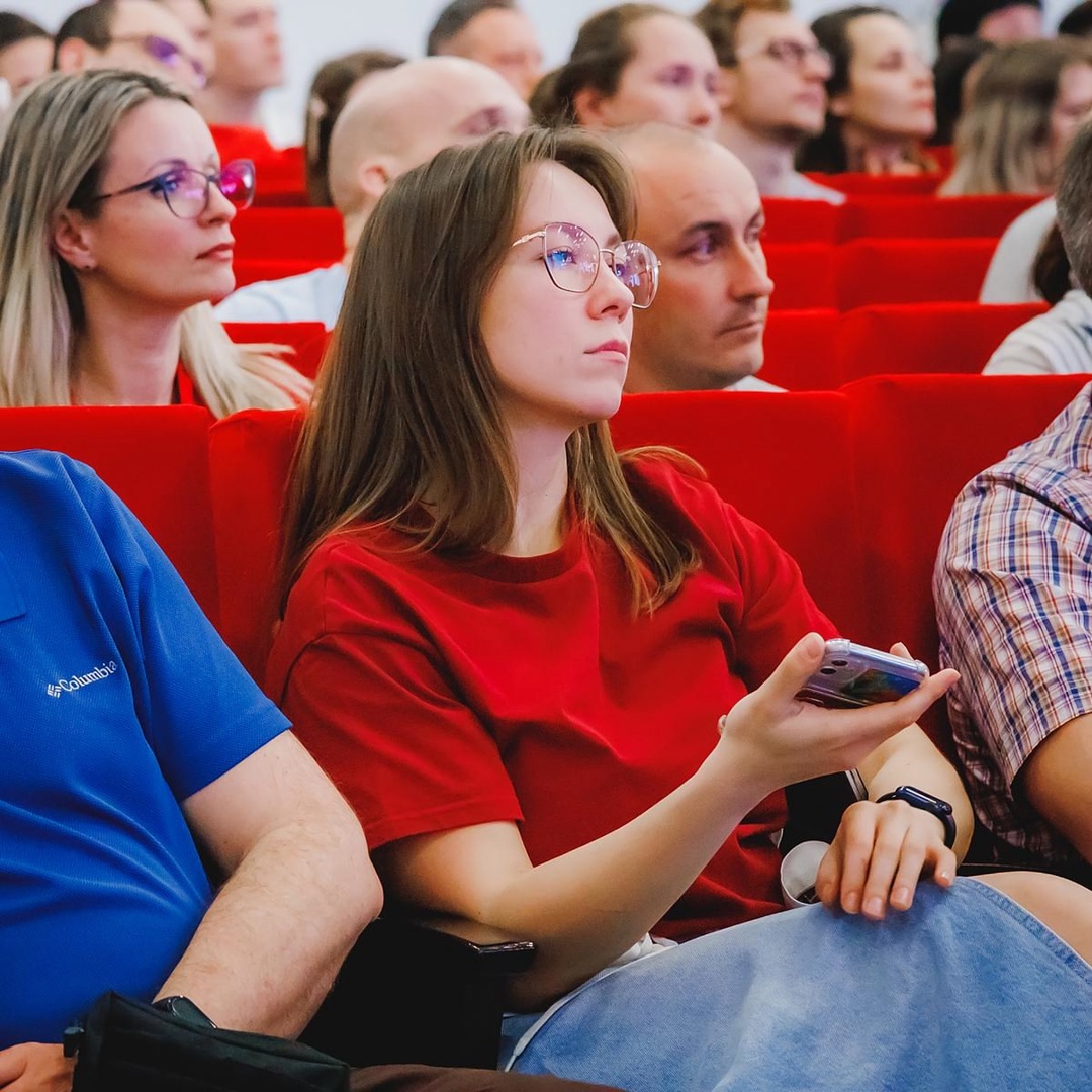 На кого так внимательно смотрят 450 пар глаз?