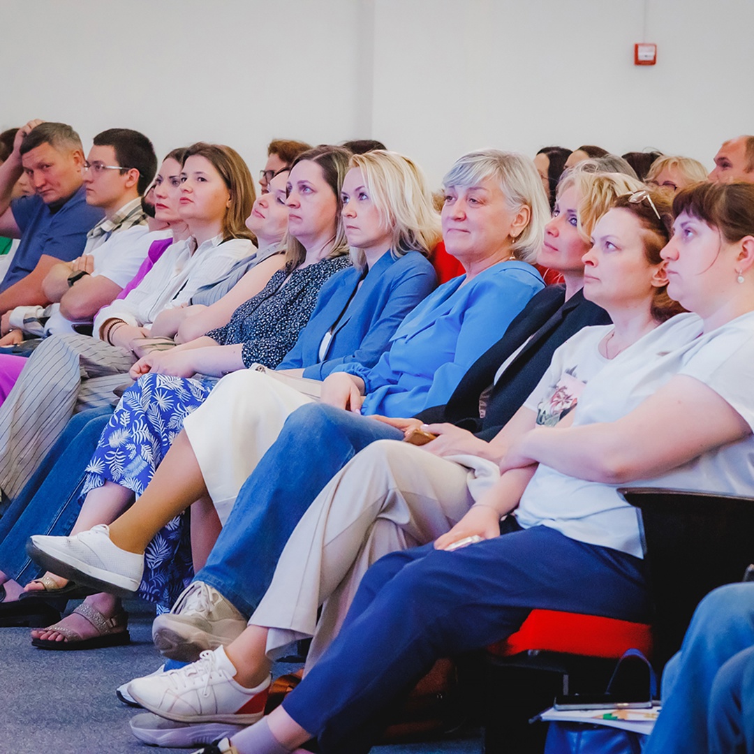 На кого так внимательно смотрят 450 пар глаз?