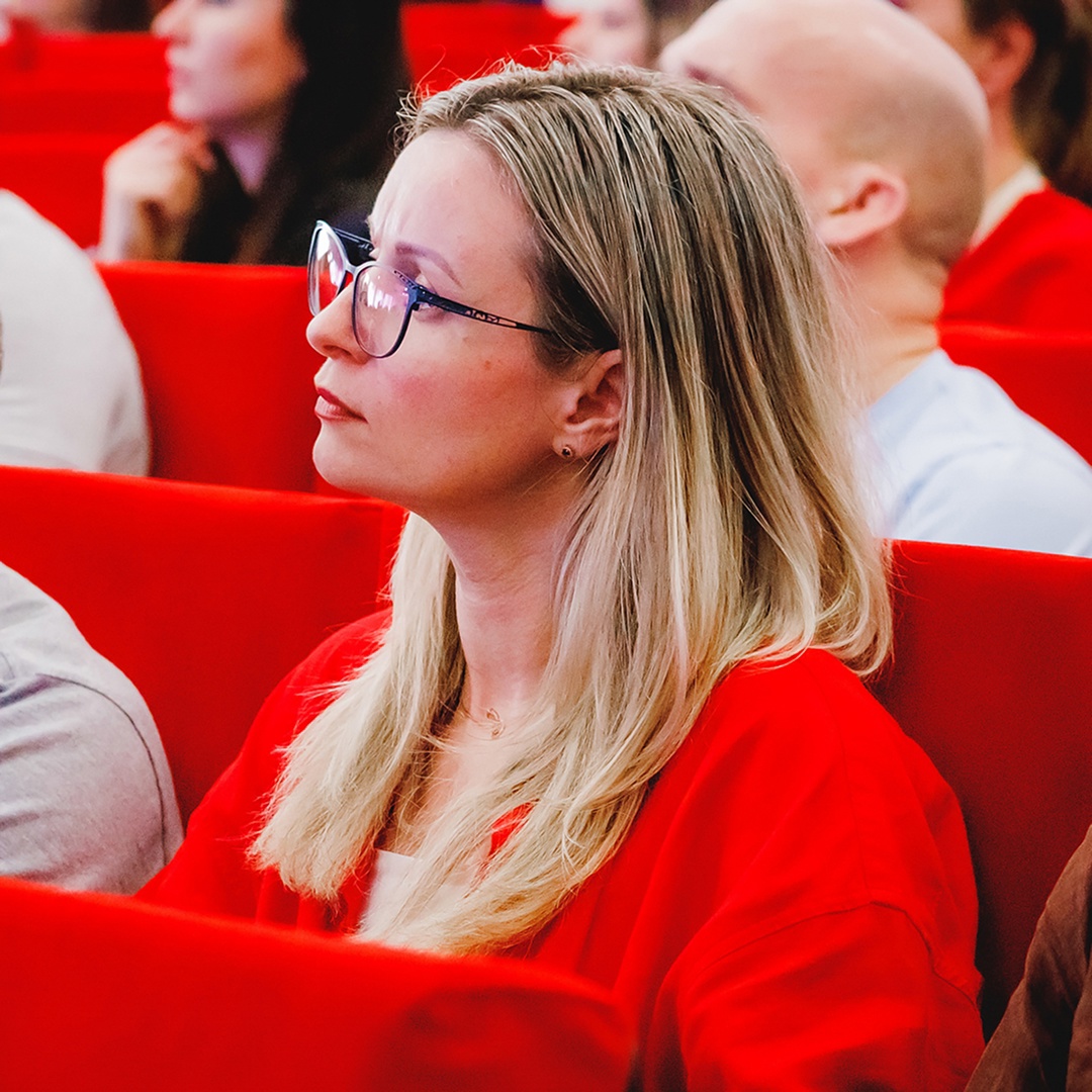 На кого так внимательно смотрят 450 пар глаз?