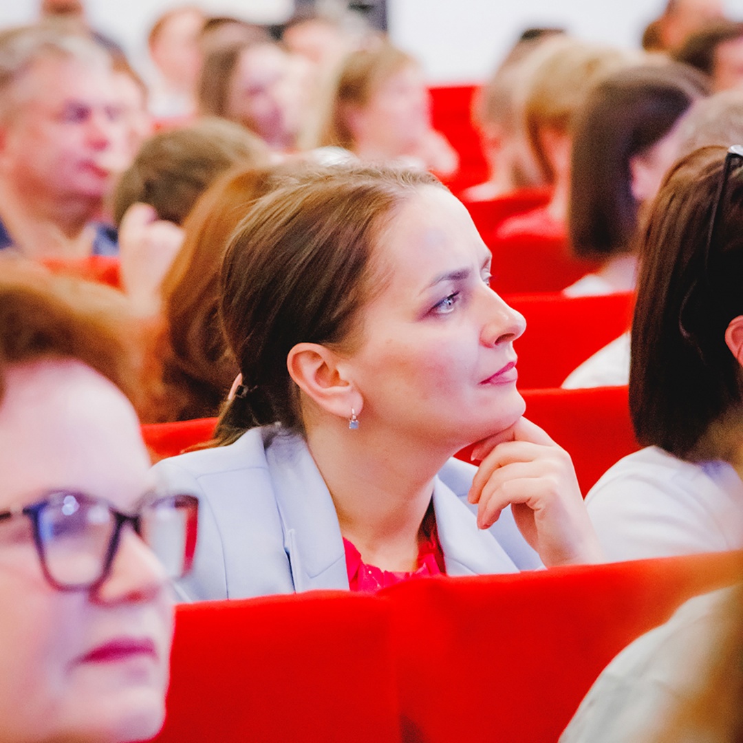 На кого так внимательно смотрят 450 пар глаз?