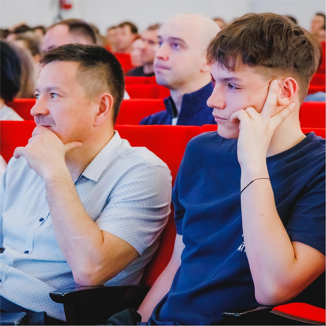 На кого так внимательно смотрят 450 пар глаз?