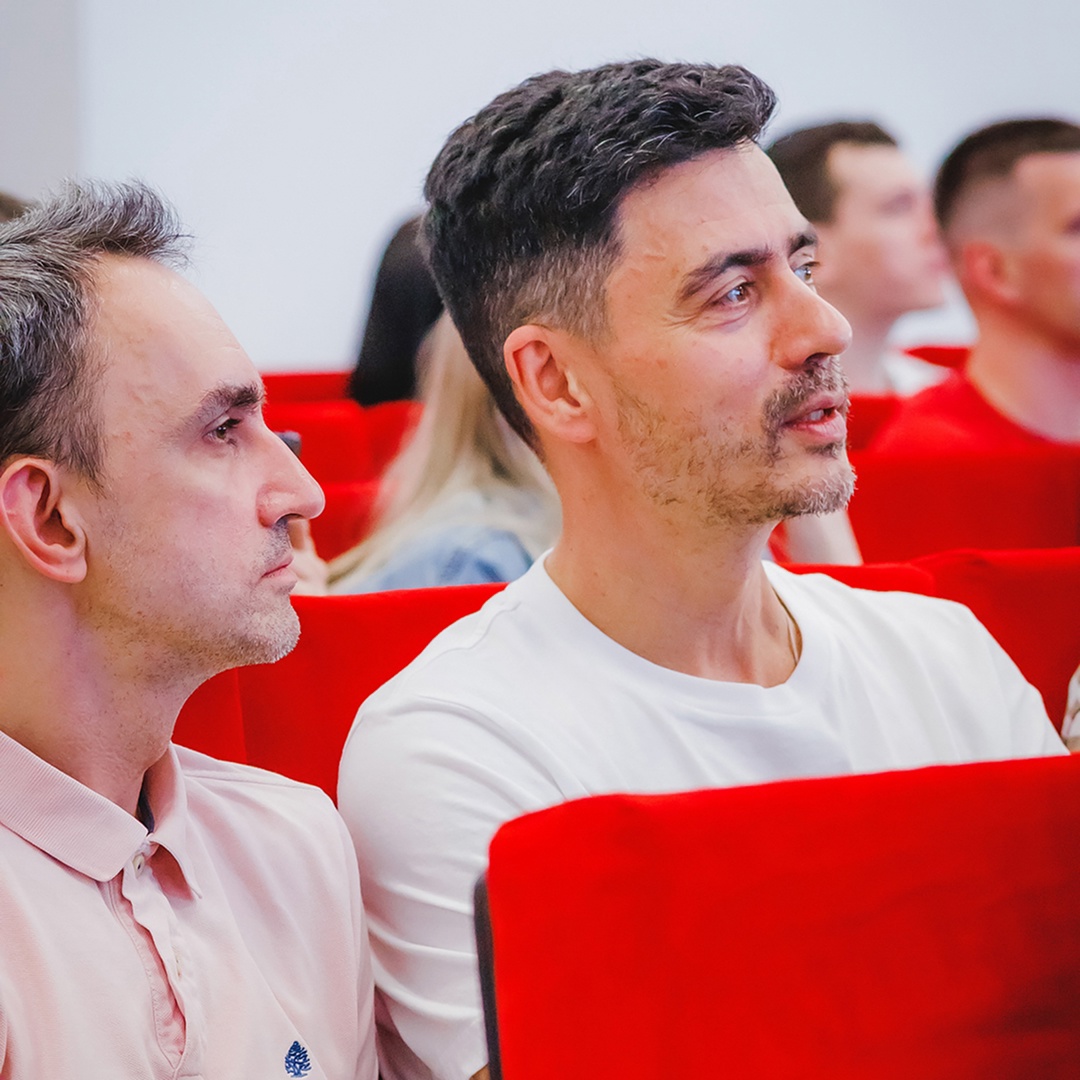 На кого так внимательно смотрят 450 пар глаз?