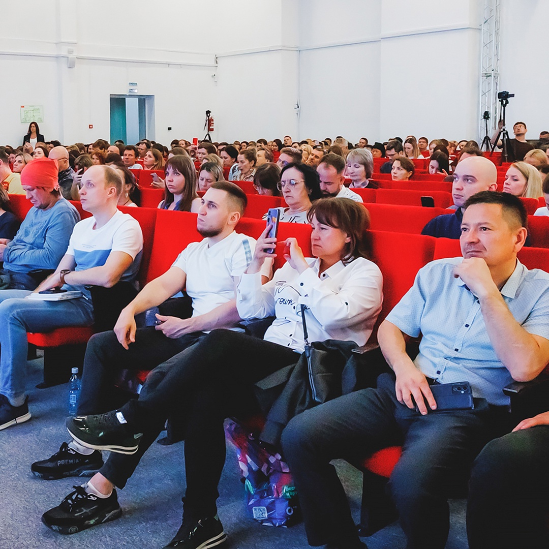 На кого так внимательно смотрят 450 пар глаз?