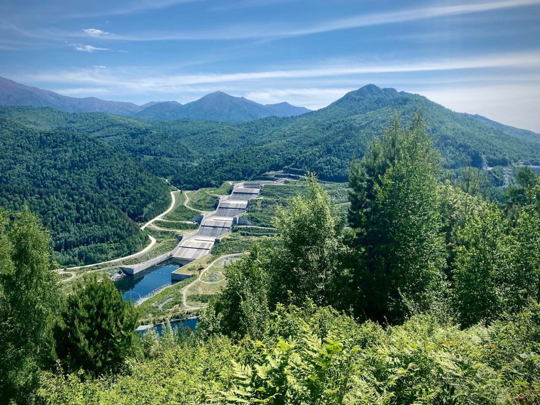 На фото Константина Сухецкого - береговой водосброс Саяно-Шушенской ГЭС