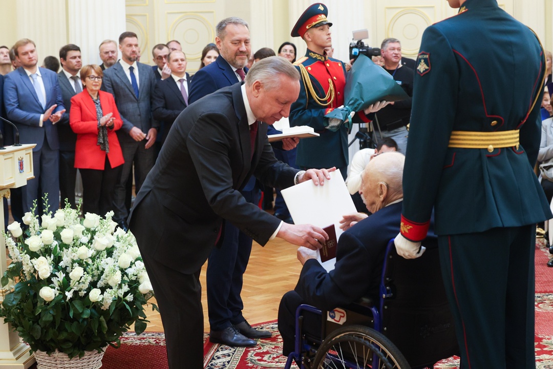 Валентина Матвиенко также участвовала в торжественной церемонии вручения знаков отличия лицам, удостоенным звания «Почётный гражданин Санкт-Петербурга»