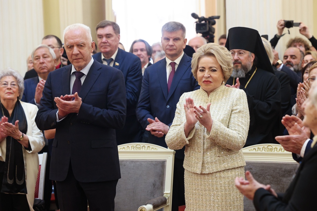 Валентина Матвиенко также участвовала в торжественной церемонии вручения знаков отличия лицам, удостоенным звания «Почётный гражданин Санкт-Петербурга»