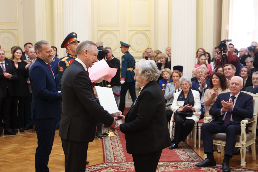 Валентина Матвиенко также участвовала в торжественной церемонии вручения знаков отличия лицам, удостоенным звания «Почётный гражданин Санкт-Петербурга»