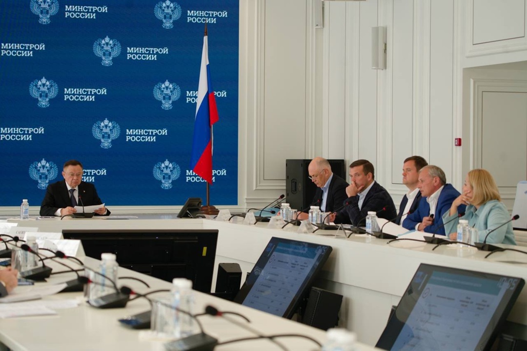 Глава Минстроя России Ирек Файзуллин провел совещание по вопросам хода восстановительных работ, проводимых Московской областью в новых регионах