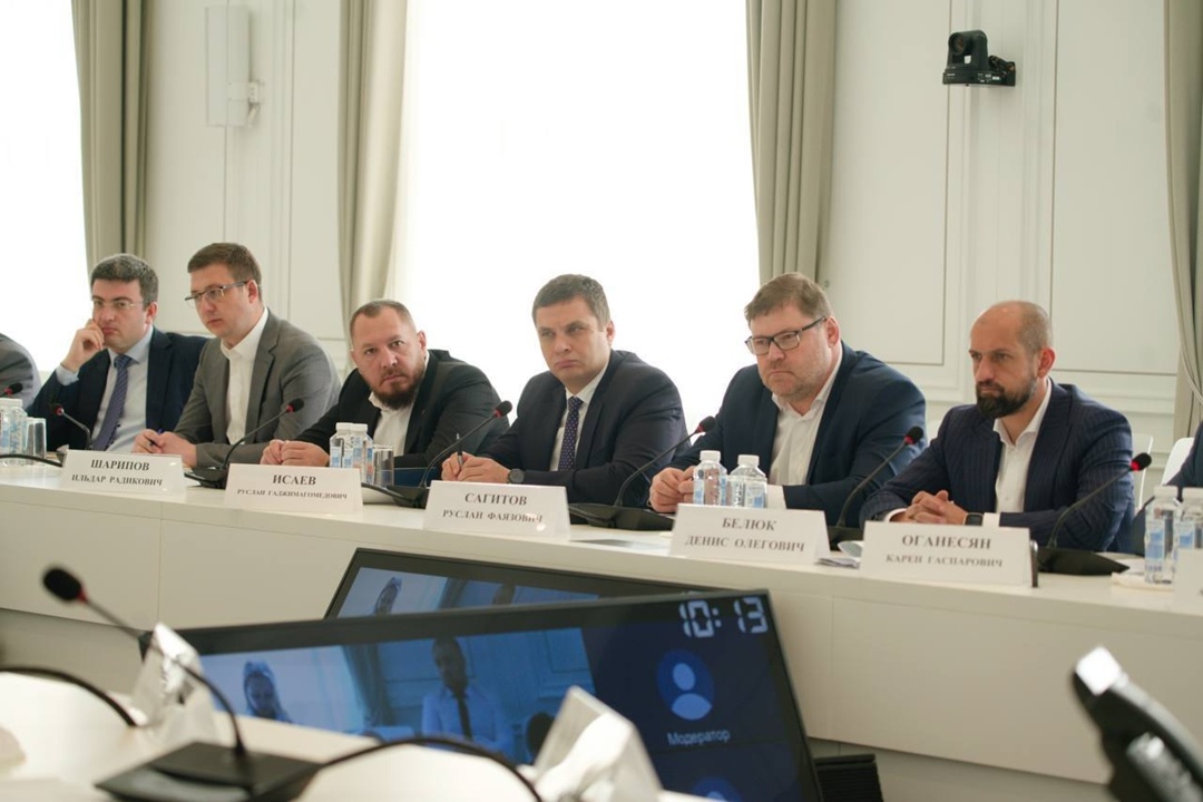 Глава Минстроя России Ирек Файзуллин провел совещание по вопросам хода восстановительных работ, проводимых Московской областью в новых регионах