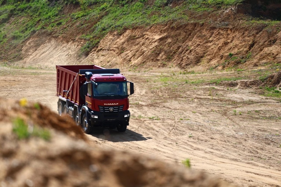 В Орешкинском карьере показали новейшее поколение КАМАЗов — ваша очередь любоваться