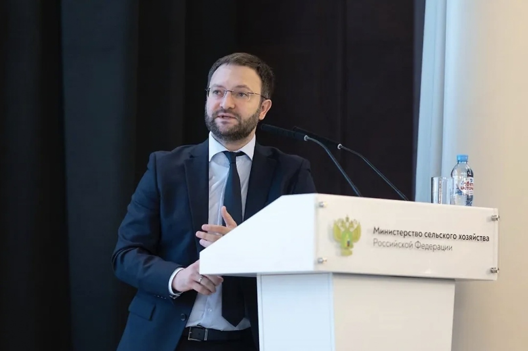 Глава правительства Михаил Мишустин освободил от занимаемой должности заместителя министра сельского хозяйства Максима Титова по его просьбе