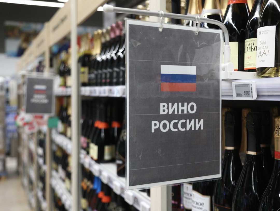 Доля отечественных вин в общей структуре продаж этой категории в России составляет около 58%, сообщила заместитель директора департамента пищевой и…