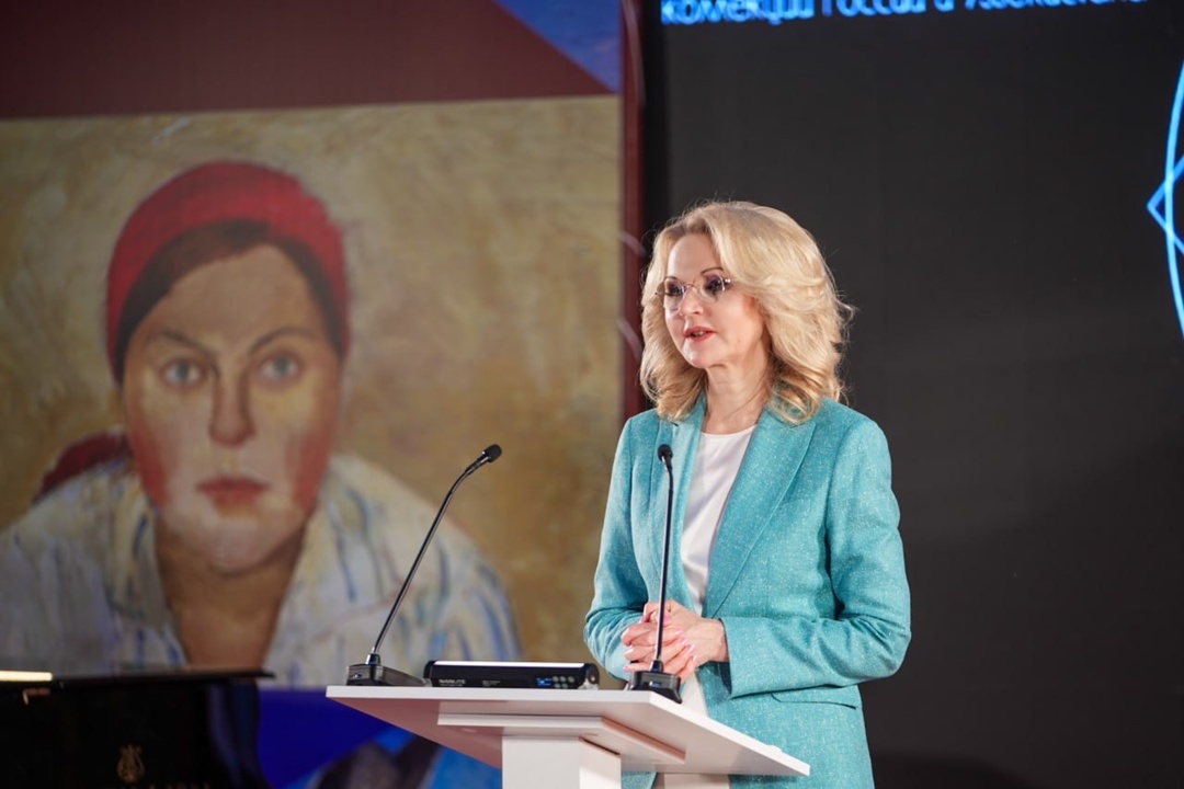 Татьяна Голикова, Марат Хуснуллин и помощник президента Республики Узбекистан Саида Мирзиёева открыли выставку «Свет между мирами» в государственном…