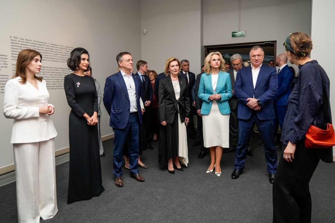 Татьяна Голикова, Марат Хуснуллин и помощник президента Республики Узбекистан Саида Мирзиёева открыли выставку «Свет между мирами» в государственном…