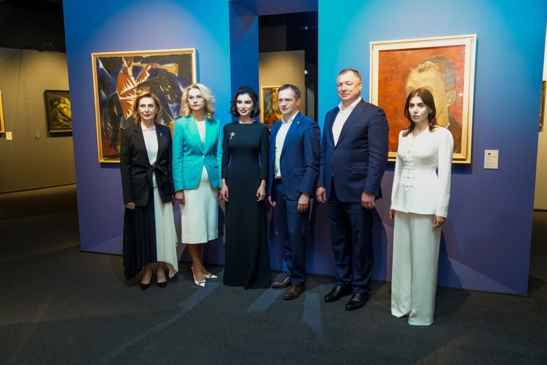 Татьяна Голикова, Марат Хуснуллин и помощник президента Республики Узбекистан Саида Мирзиёева открыли выставку «Свет между мирами» в государственном…