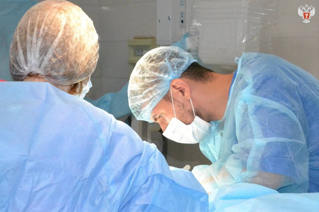 Тюменские врачи провели сложную операцию по коррекции врожденной аномалии пальцев руки маленькому пациенту