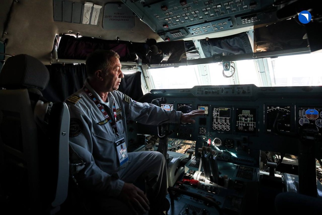 Внутри тяжелого транспортника Заглянули в кабину Ил-76МД-90А, а там нас уже радушно встретил шеф-пилот ОКБ Ильюшина Сергей Иванович Сухарь