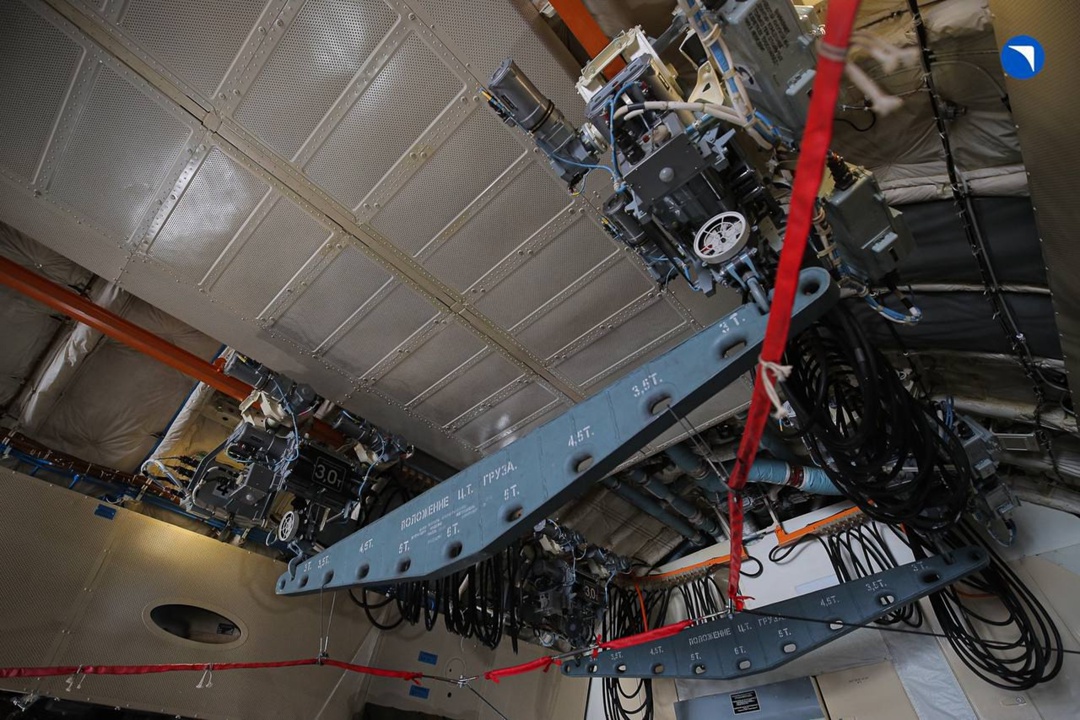 Внутри тяжелого транспортника Заглянули в кабину Ил-76МД-90А, а там нас уже радушно встретил шеф-пилот ОКБ Ильюшина Сергей Иванович Сухарь