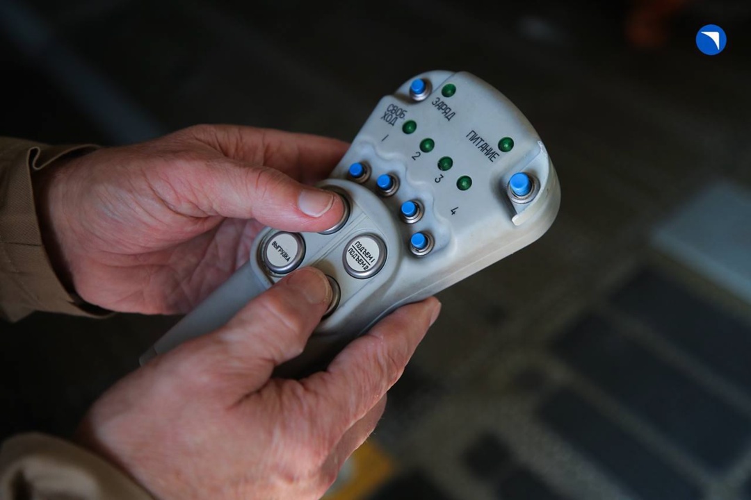 Внутри тяжелого транспортника Заглянули в кабину Ил-76МД-90А, а там нас уже радушно встретил шеф-пилот ОКБ Ильюшина Сергей Иванович Сухарь