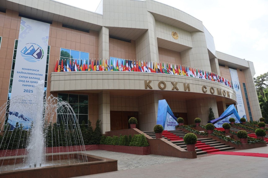 Древнейшее подледное озеро и мониторинг вечной мерзлоты. Александр Козлов принял участие в международной конференции по сохранению ледников