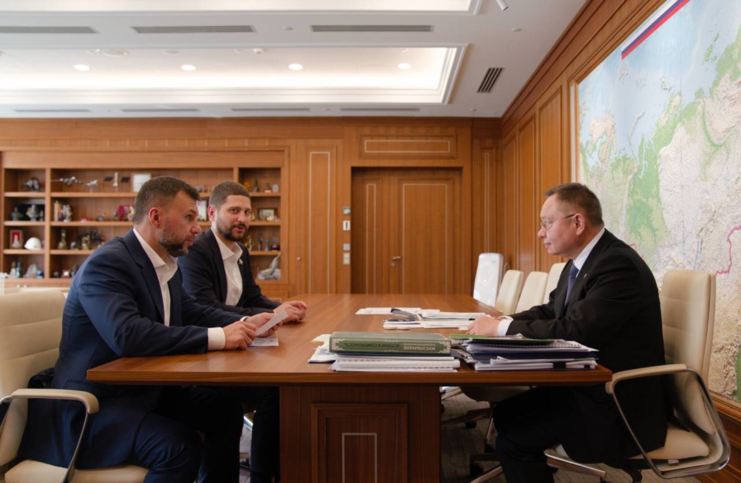 Министр строительства и ЖКХ РФ Ирек Файзуллин провел рабочую встречу с Главой Донецкой Народной Республики Денисом Пушилиным