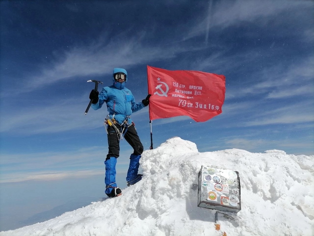 На вершине Наш коллега Игорь Еньшин совершил восхождение на вершину Большого Арарата и посвятил его 80-летию Великой Победы