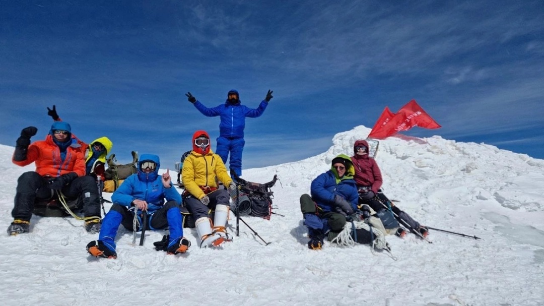 На вершине Наш коллега Игорь Еньшин совершил восхождение на вершину Большого Арарата и посвятил его 80-летию Великой Победы