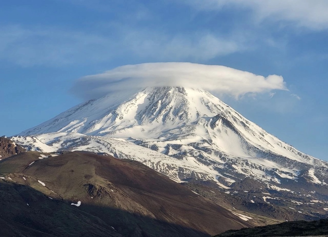 На вершине Наш коллега Игорь Еньшин совершил восхождение на вершину Большого Арарата и посвятил его 80-летию Великой Победы