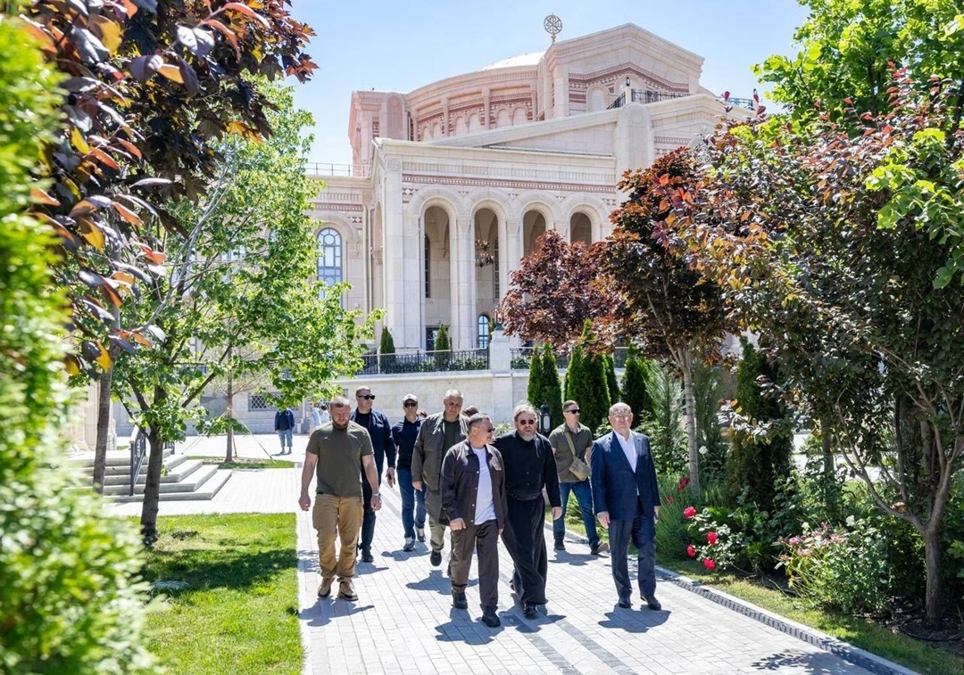 Глава Минстроя России Ирек Файзуллин прибыл в Севастополь с рабочим визитом и посетил знаковые объекты региона