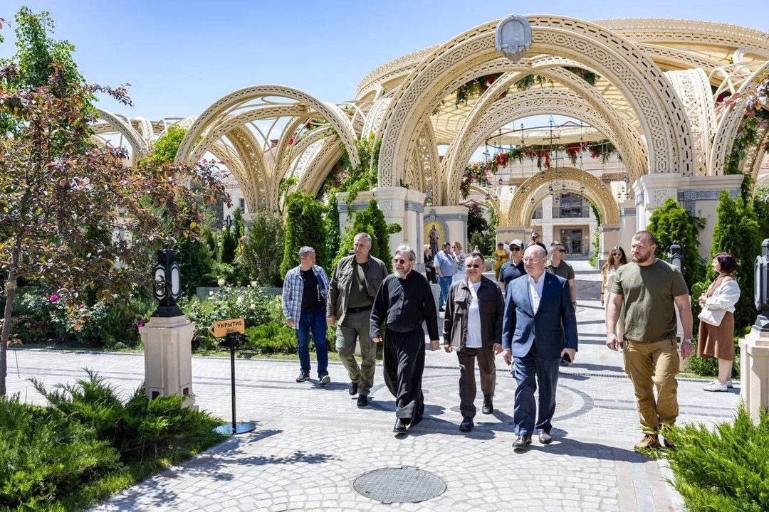 Глава Минстроя России Ирек Файзуллин прибыл в Севастополь с рабочим визитом и посетил знаковые объекты региона